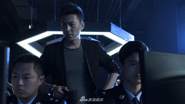组图：《守卫者—浮出水面》靳东改形象化身国安战士 演绎现代谍战