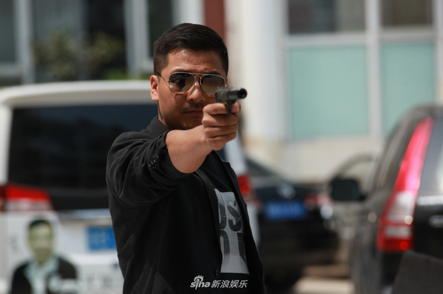 组图：《守卫者—浮出水面》靳东改形象化身国安战士 演绎现代谍战