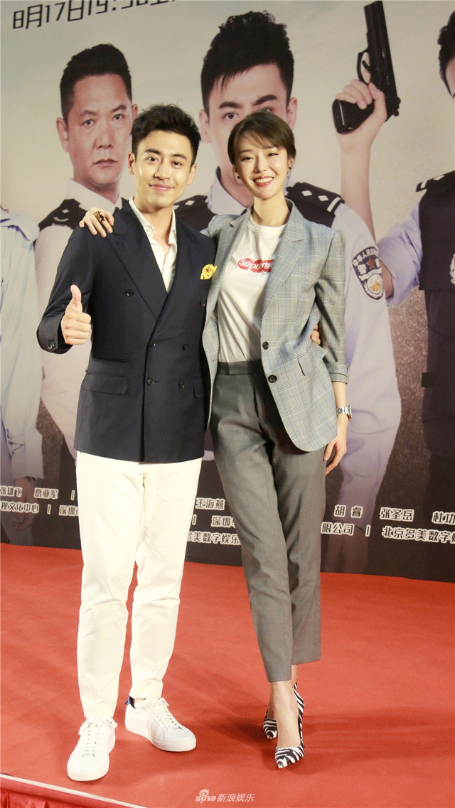 《警察锅哥》刘海蓝身着西服套装 展干练清爽气质