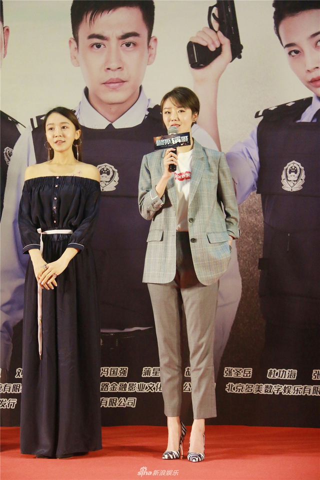 组图：《警察锅哥》刘海蓝身着西服套装 展干练清爽气质