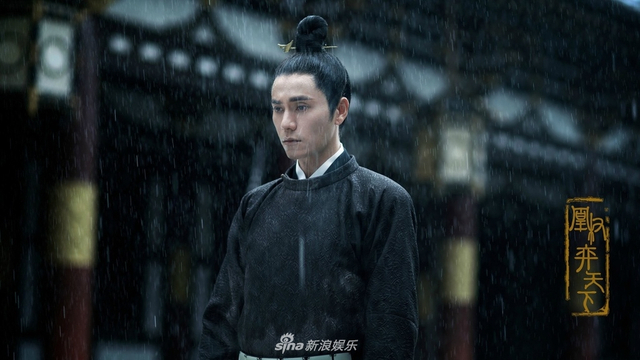 《凰权》曝剧照 陈坤倪妮雨中凝视显隐忍决绝之爱