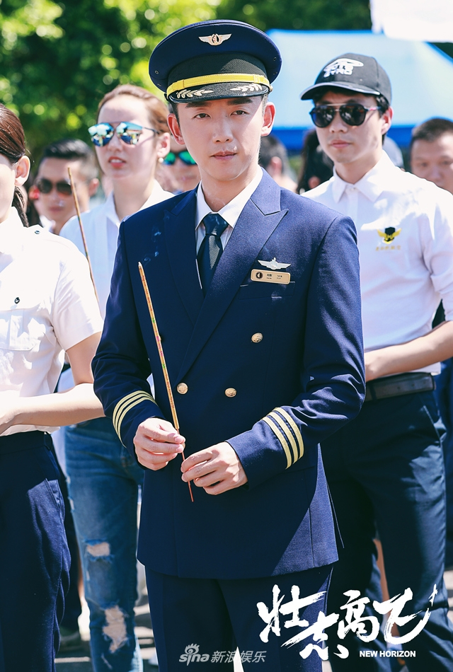 组图：《壮志高飞》曝海报 陈乔恩郑恺着墨蓝色制服展航空之梦