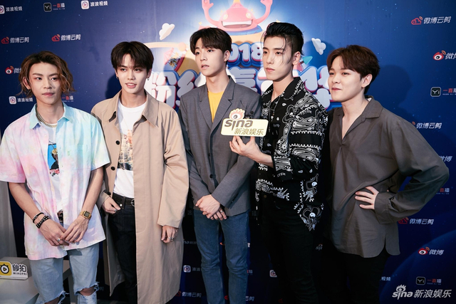 9%组合接受专访相互调侃嬉笑