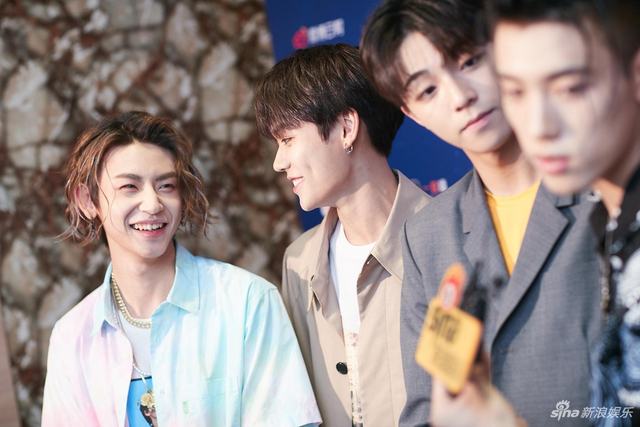 组图：9%组合接受专访相互调侃嬉笑 成员感情好默契高欢乐多多