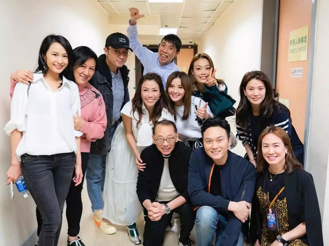 2/5杨受成单膝跪地和一众艺人合照.3/5一行人在后台开心合照.