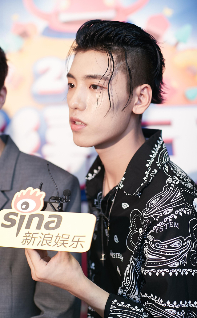 组图：9%组合接受专访相互调侃嬉笑 成员感情好默契高欢乐多多