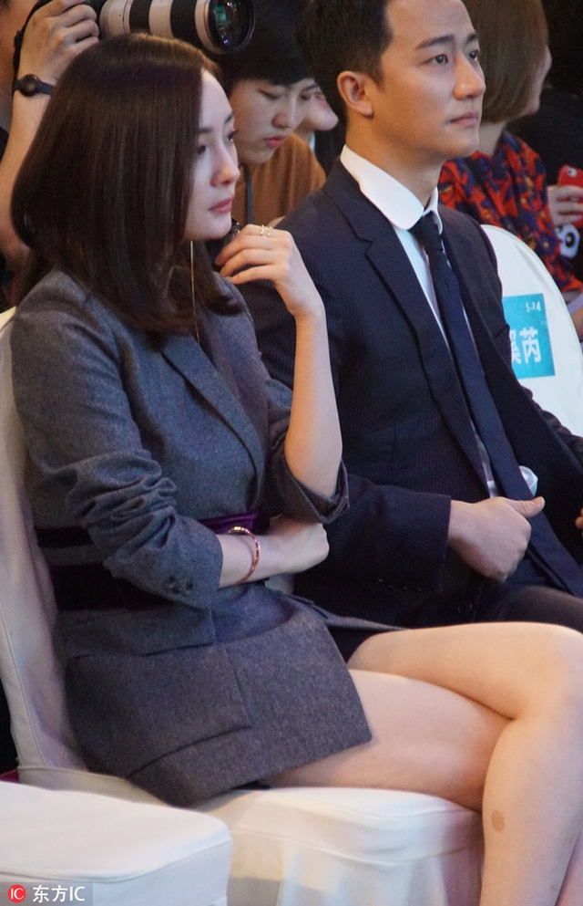 上海,早前杨幂出席活动台下哈欠连天似睡眠不足,一旁黄轩偷打电话视而