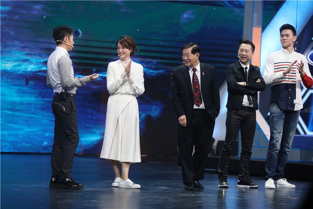 撒贝宁与孙杨比篮球