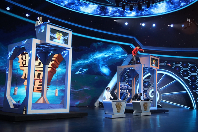 孙杨庾澄庆一组，撒贝宁董卿一组进行比赛