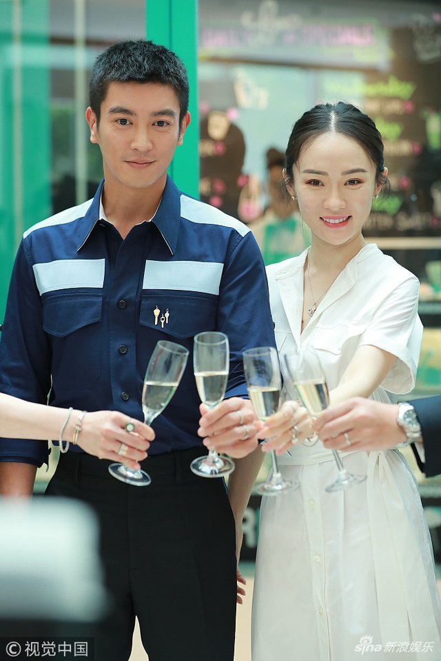 甜蜜夫妻!霍思燕杜江出席活动双手紧握秀恩爱