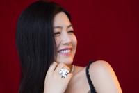 辣妈陈妍希深V裙变性感少女 柔媚温婉露暖心甜笑