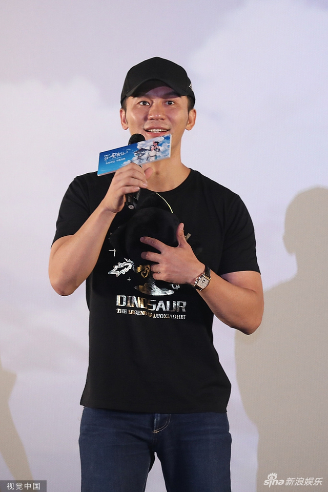 李晨亮相《罗小黑》首映 心情大好拿"蘑菇"比星星眼_新浪图片