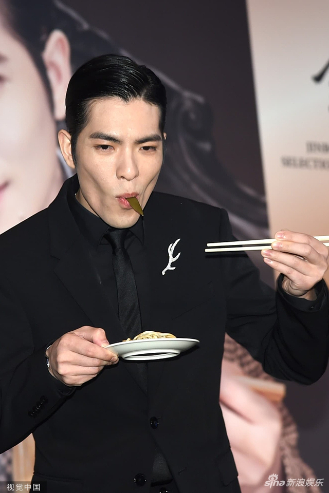 萧敬腾穿西装梳油头 捞面吃海带反差感满满_新浪图片