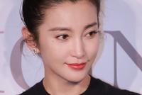 46岁李冰冰扎丸子头容颜姣美 对镜浅笑眼神温柔