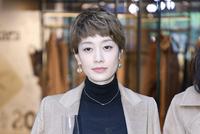 又美又飒!马伊琍披风衣踩长靴身材完美