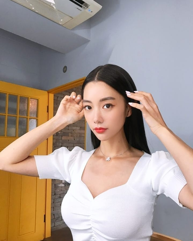 韩国女星克拉拉晒性感自拍 网赞"红衣女郎"身材震撼_新浪图片