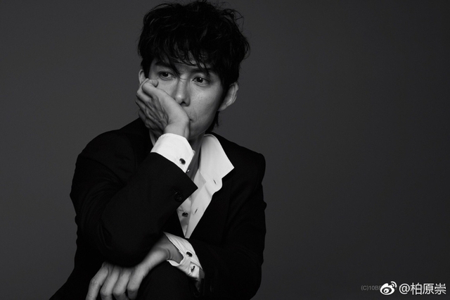 柏原崇西装搭配白衬衫,手托下巴散发型男魅力