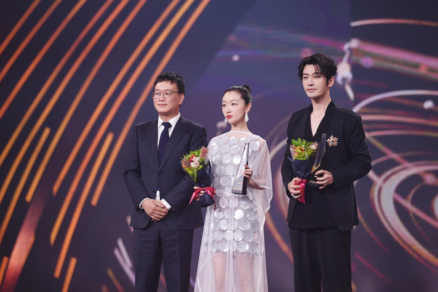 组图:2020微博之夜荣誉花落各家 肖战杨紫再成为微博King和Queen