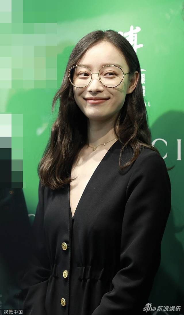 倪妮戴圆框大眼镜清纯呆萌 无惧近拍皮肤状态超好_新浪图片