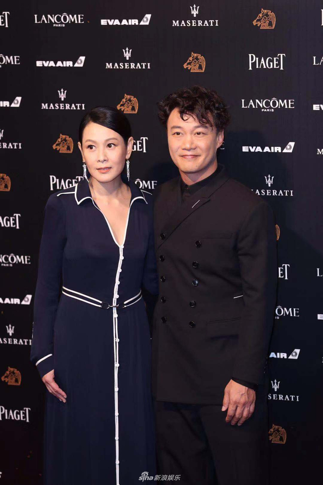 陈奕迅着双排纽扣全黑西装亮相