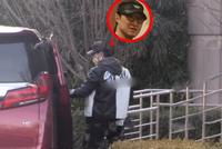 汪峰现身月子中心探望章子怡 带礼物+捧花束十分周到