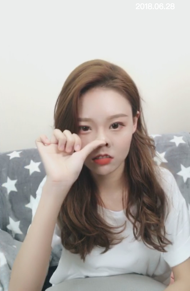 温婉开直播妆容引热议 回应整容称鼻子下巴没动过