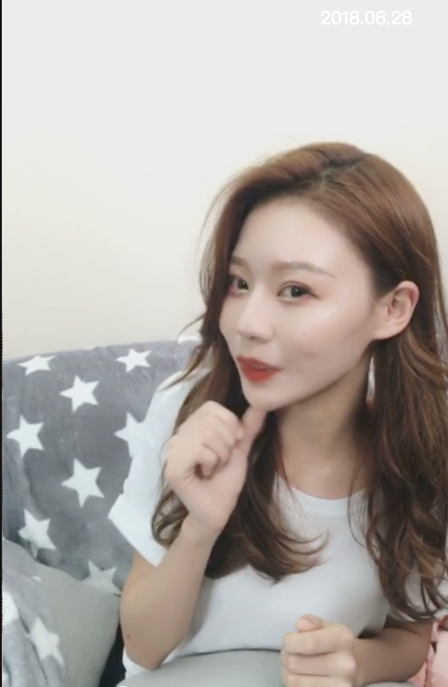 温婉开直播妆容引热议 回应整容称鼻子下巴没动过