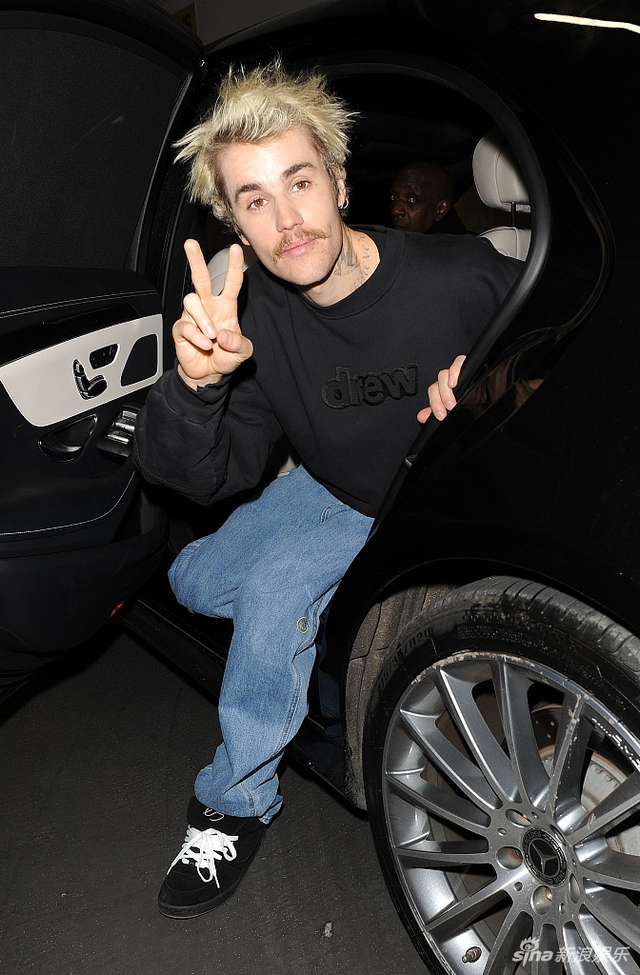 贾斯汀-比伯一头乱发搞怪比耶 表情可爱少年感十足_新浪图片