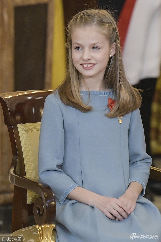 西班牙小公主被授予金羊毛勋章 得体娟秀展大家风范