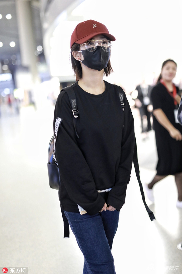 杨紫戴着口罩还是很有亲和力