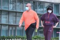 关之琳再与光头男逛公园 一身运动装身材似发福毫无星味
