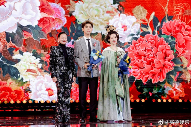 组图：2024微博之夜盛典荣誉揭晓 沈腾赵丽颖获微博KING&QUEEN