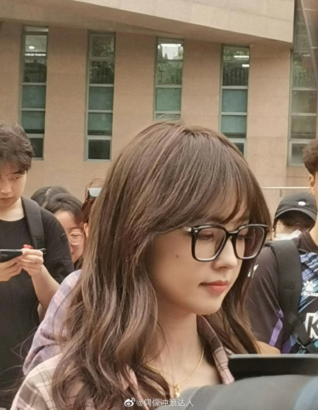 王冰冰现身中传引围观 戴黑框眼镜甜笑似女大学生_新浪图片