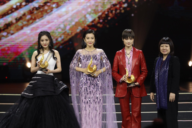 组图：微博之夜现场 李冰冰李宇春杨幂获公益人物荣誉