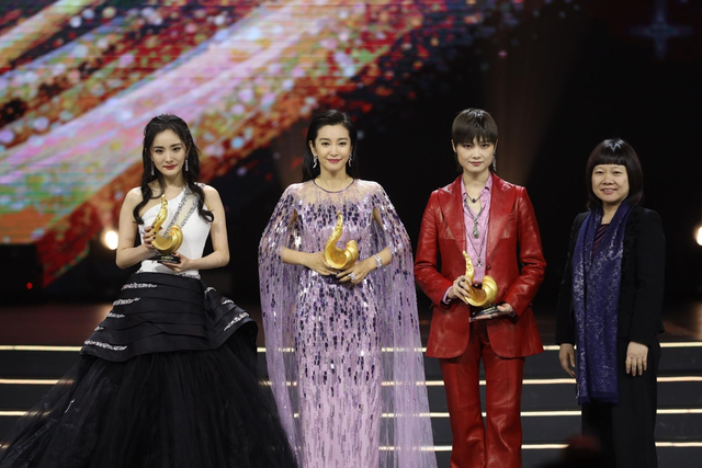 组图：微博之夜现场 李冰冰李宇春杨幂获公益人物荣誉