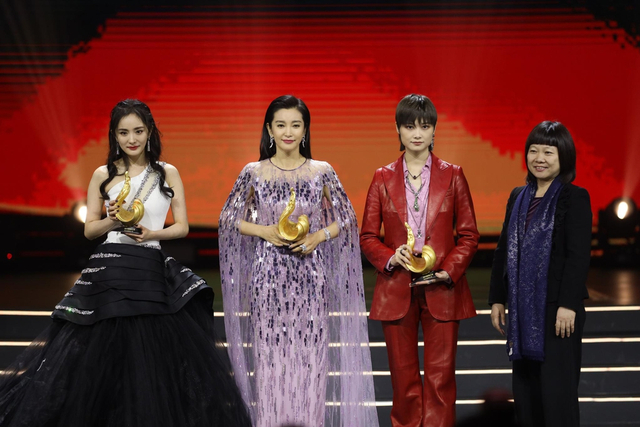 组图：微博之夜现场 李冰冰李宇春杨幂获公益人物荣誉