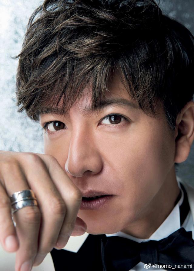 木村拓哉写真登日杂封面 沉稳表情显成熟魅力