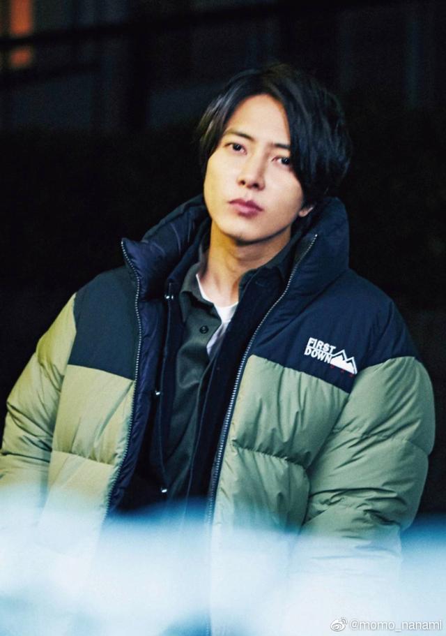山下智久拍摄冬日时尚写真倚靠街头栏杆若有所思 新浪图片