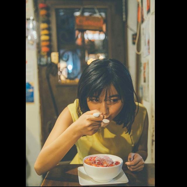 上白石萌歌岁首本写真集戴草帽穿梭台湾小吃街 新浪图片