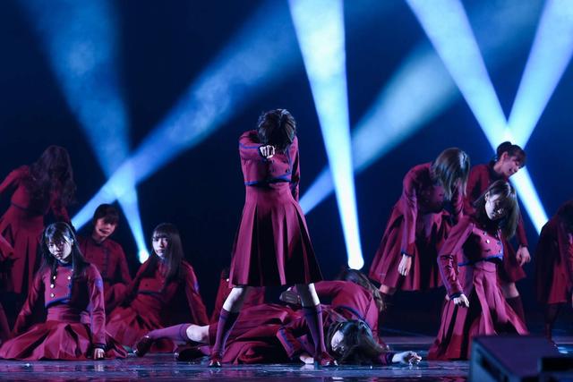 欅坂46登台红白彩排现场深红衣着再献 不协和音 新浪图片