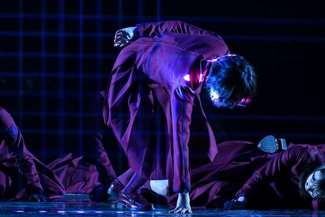 欅坂46登台红白彩排现场深红衣着再献 不协和音 新浪图片