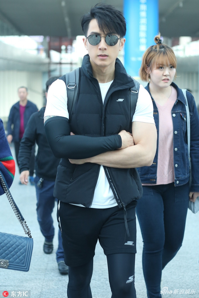 吴尊双手抱臂气势足