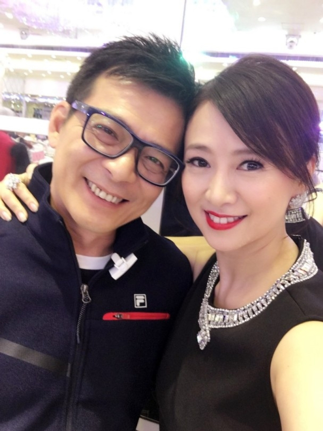 翁虹出席慈善晚宴 与众好友合照超开心