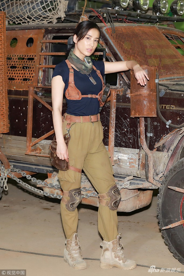 黄圣依挎枪造型酷感十足