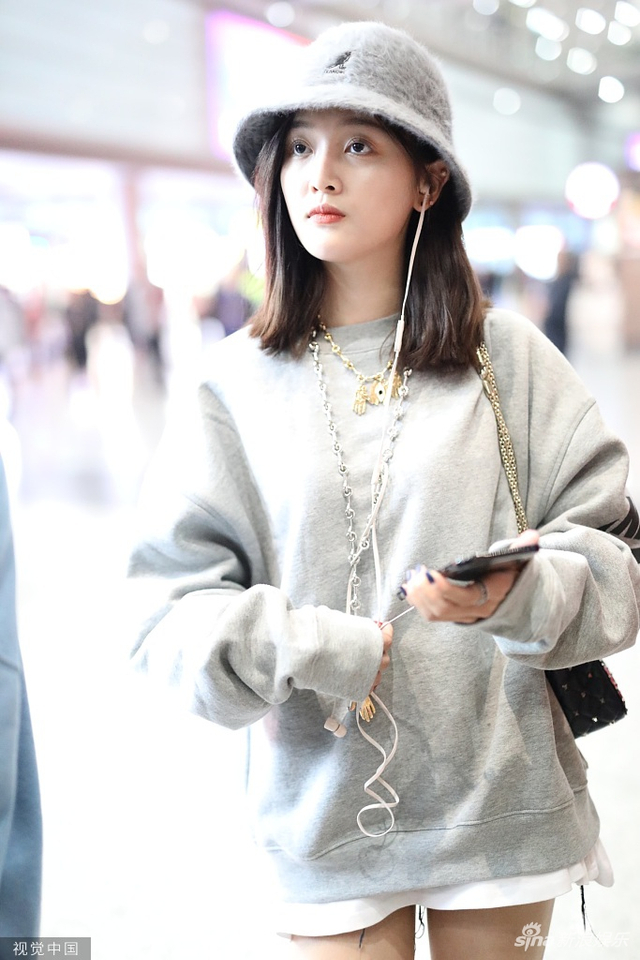 5           新浪娱乐讯 日前,吴宣仪现身机场,头戴毛呢帽尽显呆萌