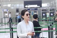 杨澜穿浅色西装脚踩高跟鞋优雅干练