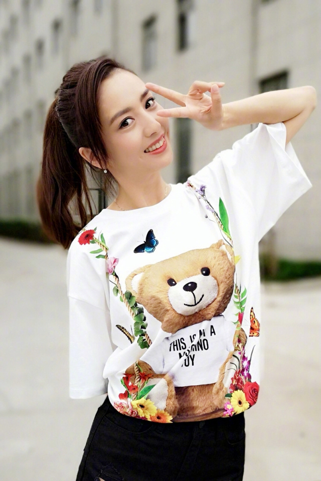 新浪娱乐讯 日前,佟丽娅为杂志拍摄时尚写真,34岁的丫丫裙装出镜