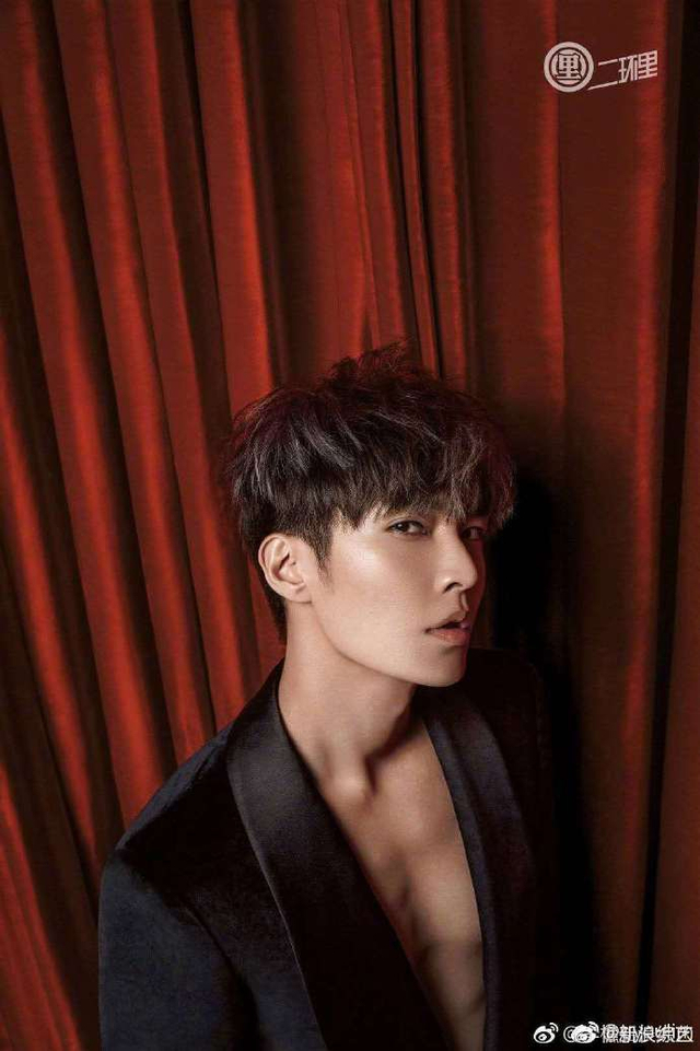 炎亚纶泳池边大秀八块腹肌 荷尔蒙爆棚上演熟男诱惑