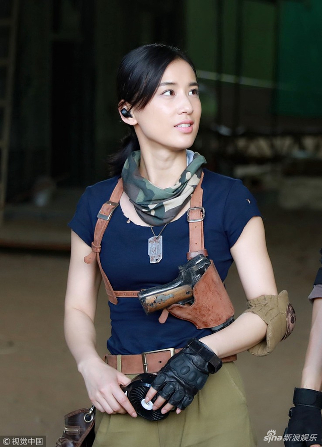 黄圣依挎枪造型酷感十足