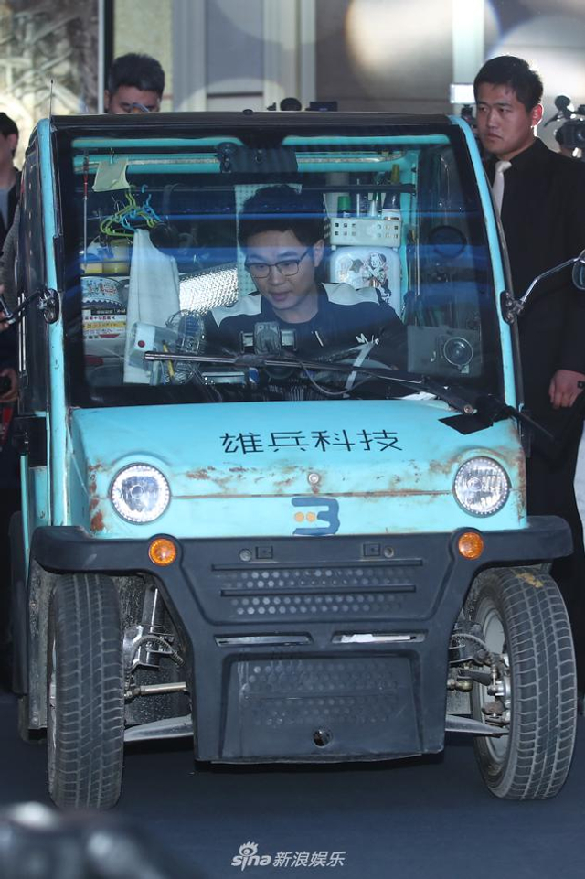 组图：《父子雄兵》发布 众主演现场玩魔性游戏